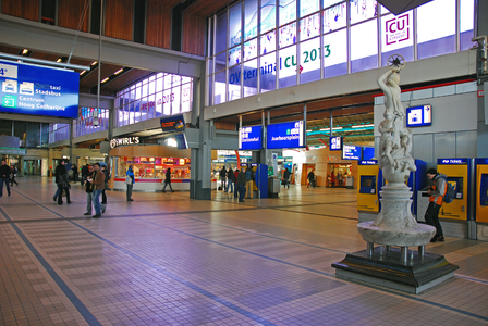 900035 Gezicht in de Stationshal van het Centraal Station te Utrecht, met rechts het door Charles Eijck vervaardigde ...